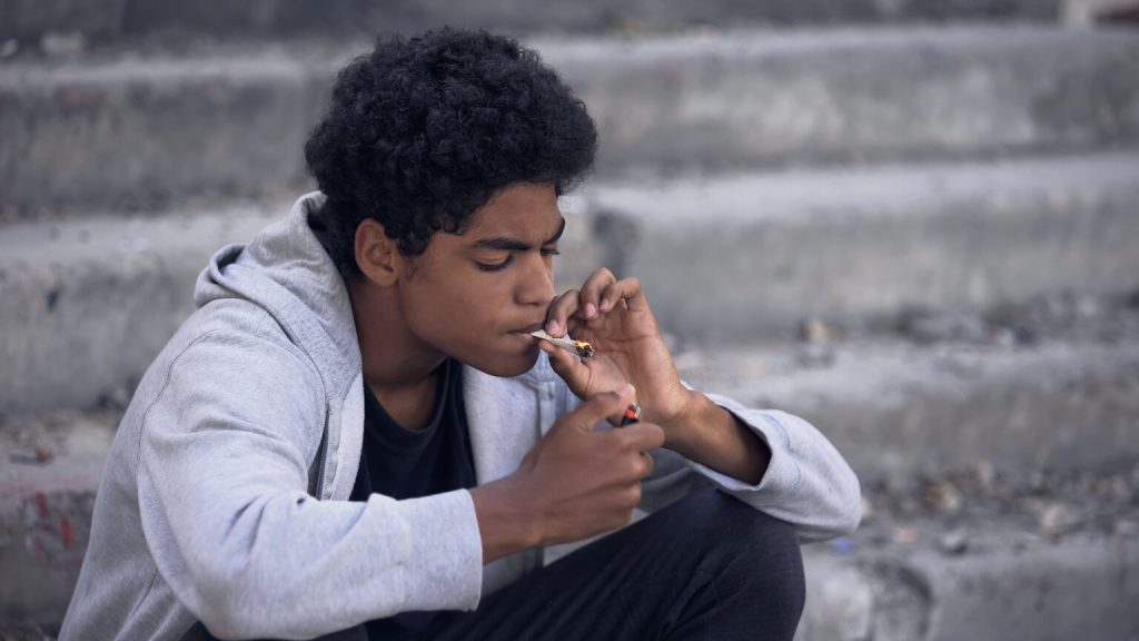 Chico fumando un porro