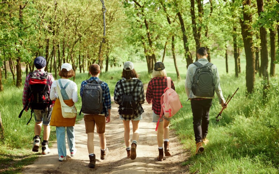 jovenes caminando por el bosque