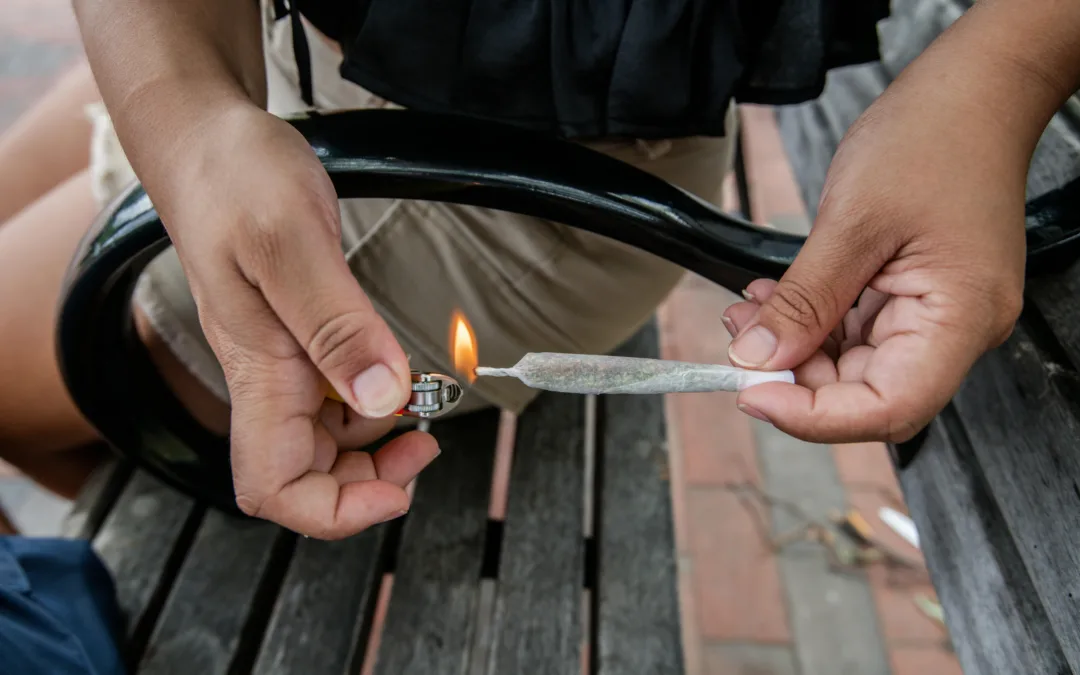 ¿Cómo saber si tu adolescente está fumando cannabis?